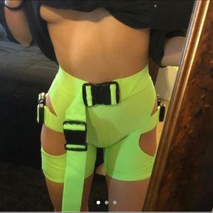 Lipt The Label Buckle Shorts, Neon green, Sm